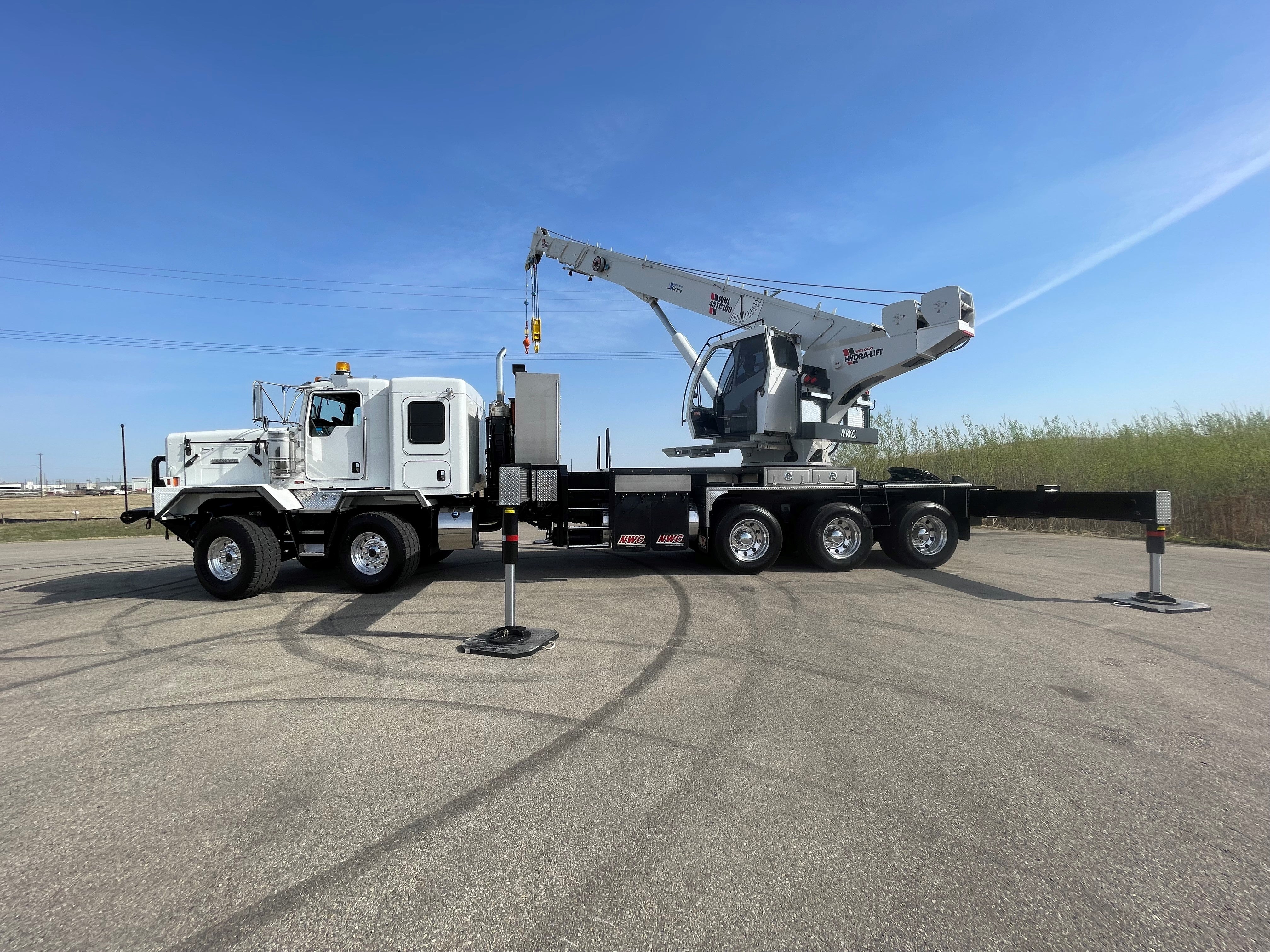 WELDCO 50TC100 STRAIGHT BOOM CRANE ON 2025 KENWORTH C500 TANDEM TRI-DRIVE TRACTOR (STOCK #L000915)