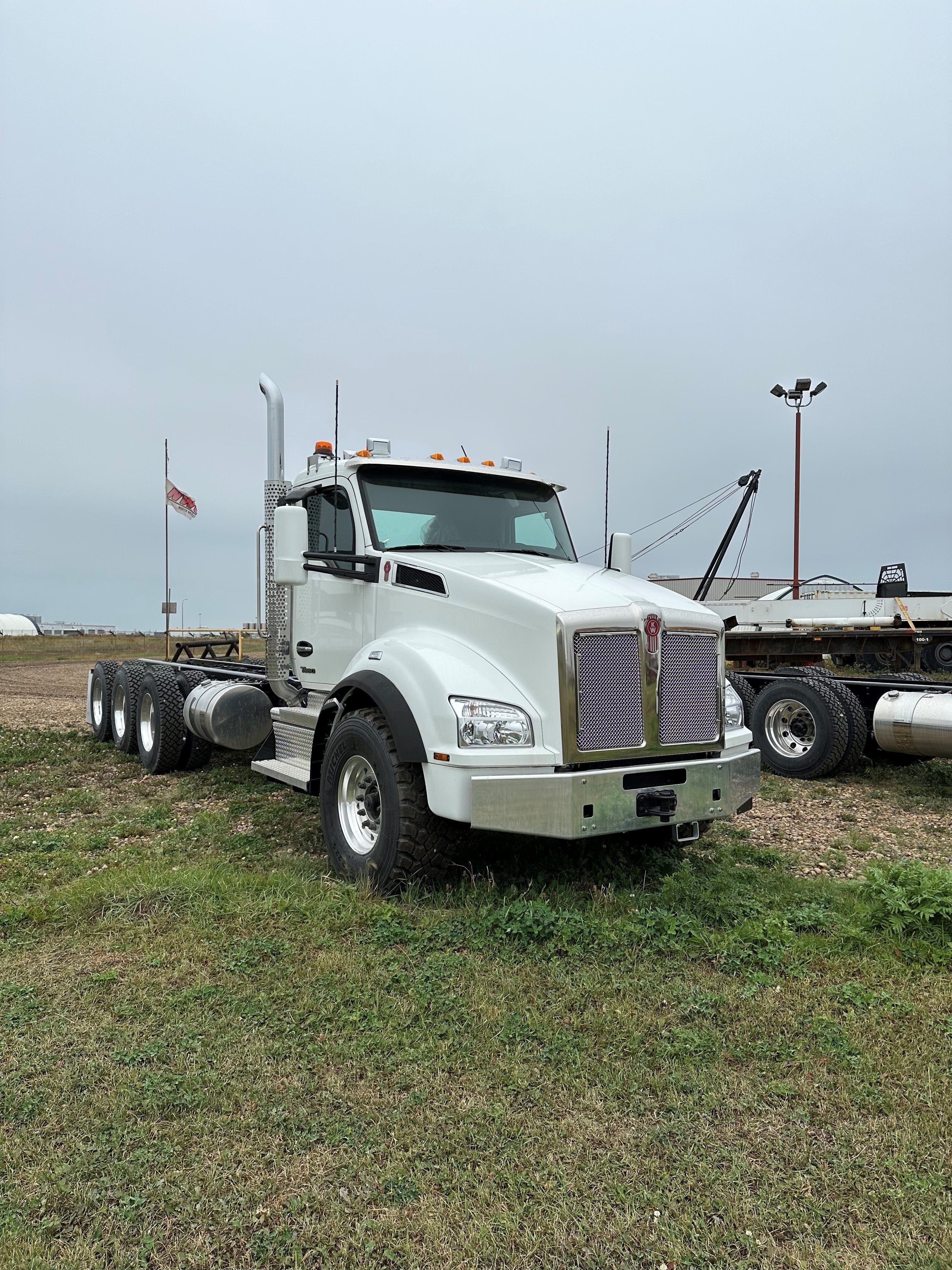 2024 KENWORTH T880 TRI DRIVE DAYCAB CHASSIS (STOCK# L000445)