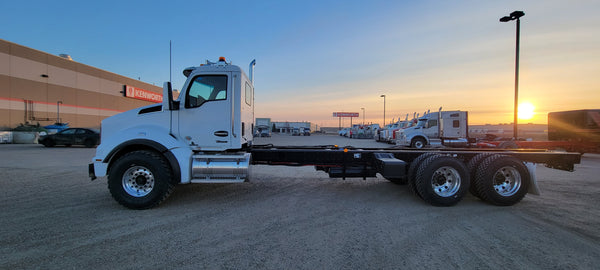 2024 KENWORTH T880 TANDEM DRIVE DAYCAB CHASSIS (STOCK# L000447)